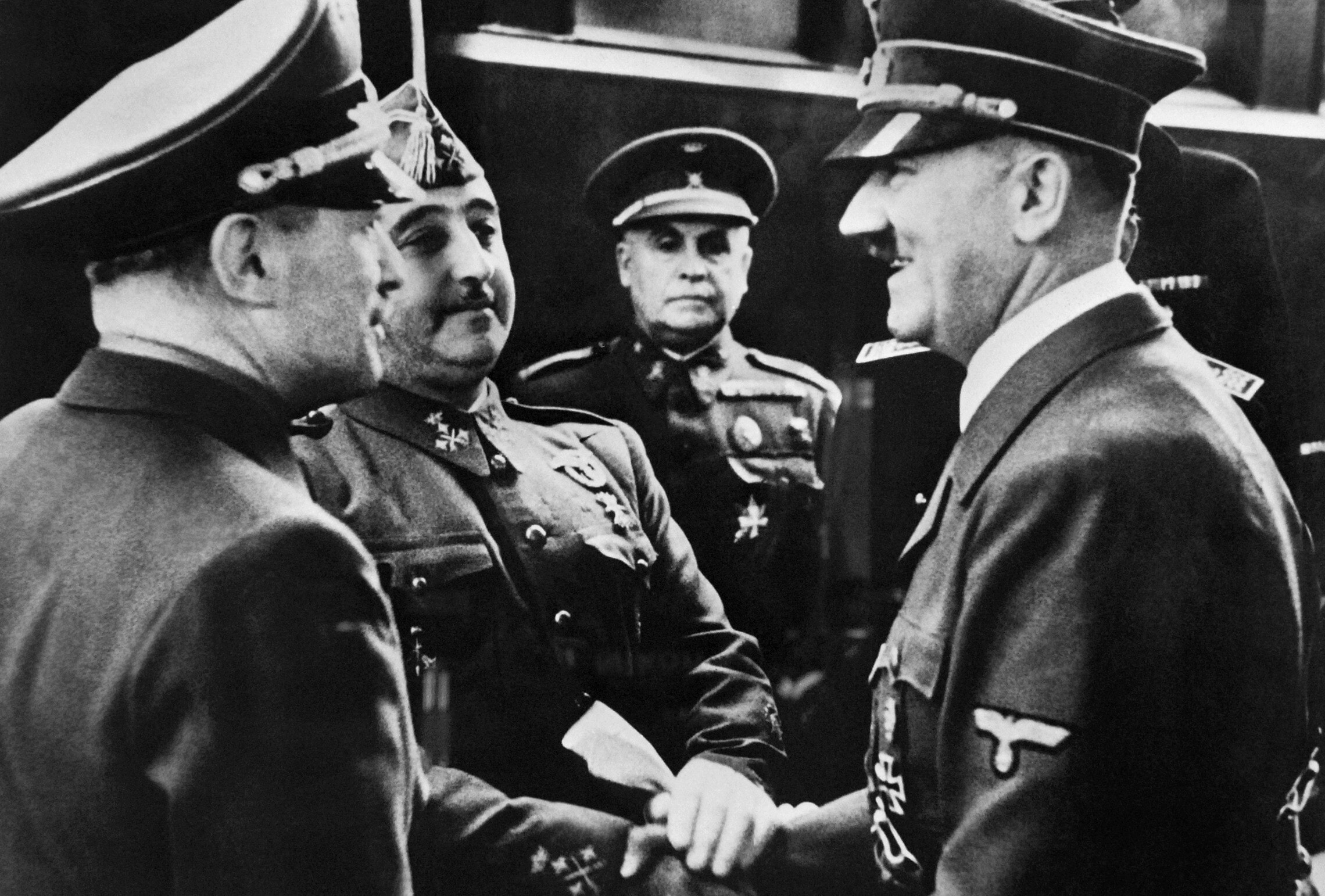 אדולף היטלר לוחץ יד לגנרל פרנקו בתחנת רכבת על גבול צרפת-ספרד ב-23 באוקטובר 1940 (צילום: AFP)