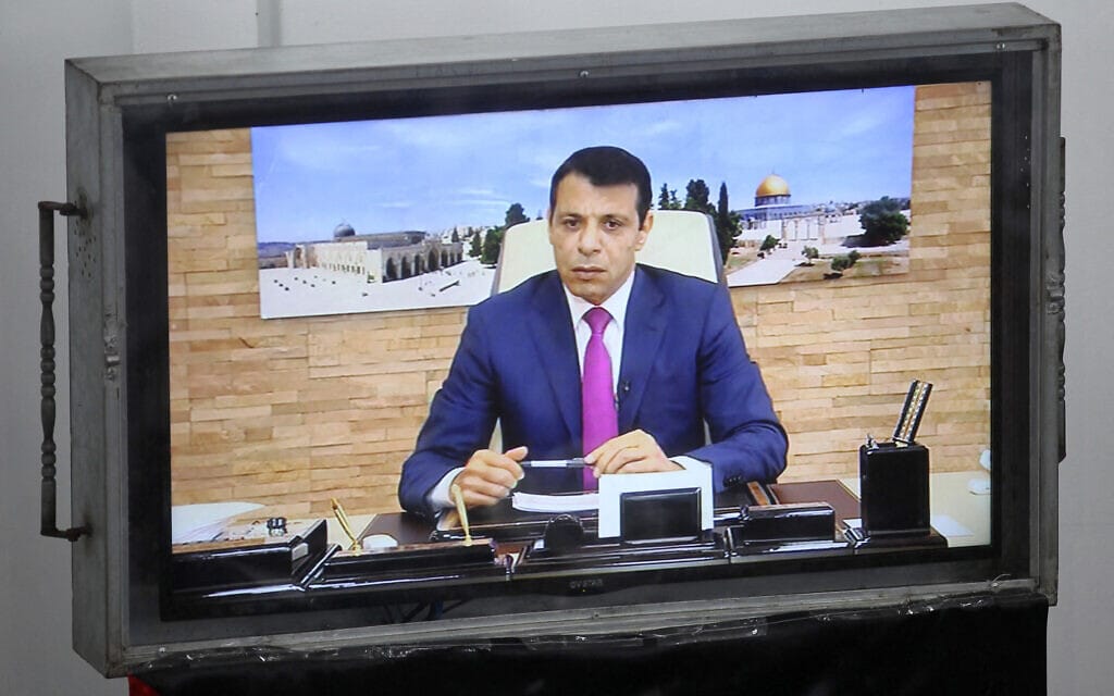 מוחמד דחלאן משתתף בישיבת המועצה הפלסטינית בעיר עזה באמצעות שיחת וידאו מאיחוד האמירויות, 27 ביולי 2017 (צילום: SAID KHATIB / AFP)
