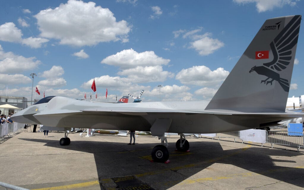 דגם מטוס הקרב הטורקי מוצג בתערוכה בפריז, 17 ביוני 2019 (צילום: ERIC PIERMONT / AFP)