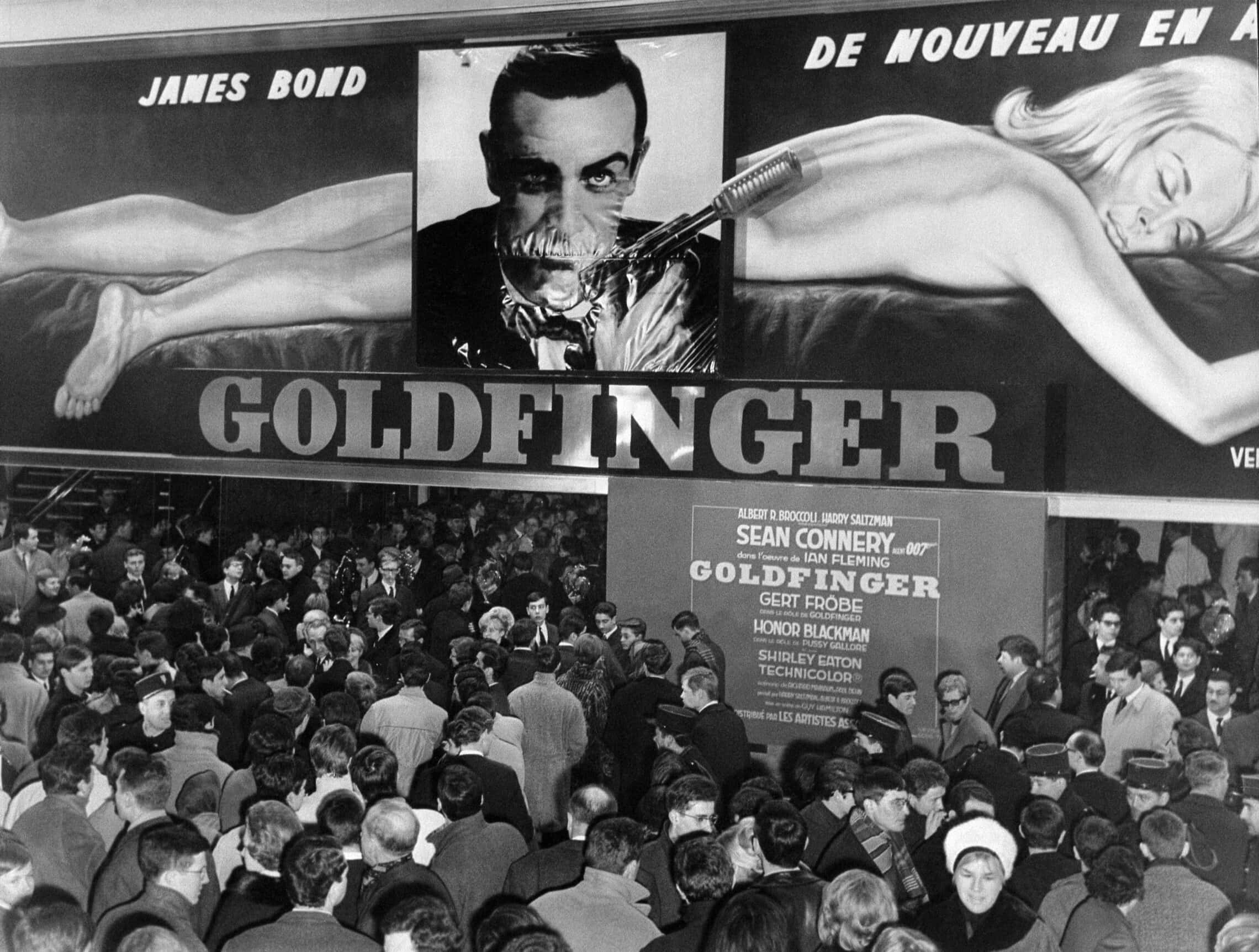 אנשים מחכים מחוץ לבית הקולנוע בפריז כדי לצפות ב&quot;גולדפינגר&quot;, 18 בפברואר 1965 (צילום: AFP)