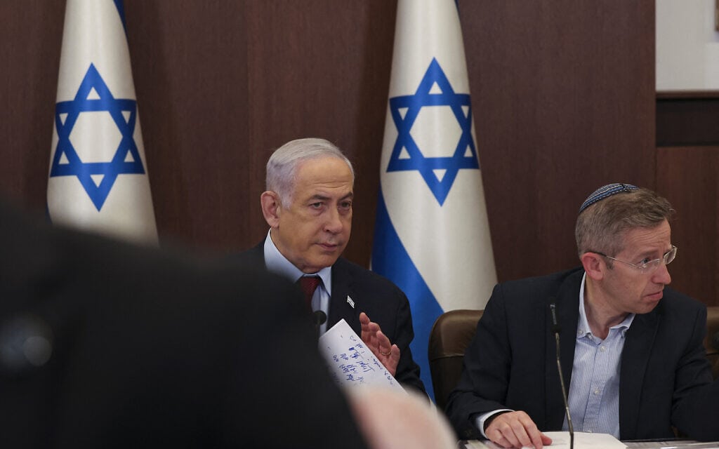 ראש הממשלה בנימין נתניהו בישיבת הממשלה השבועית, ירושלים, 10 בדצמבר 2023 (צילום: RONEN ZVULUN / POOL / AFP)