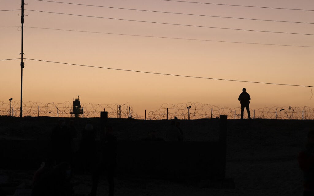 הגבול בין עזה ומצרים בשקיעה, 26 בדצמבר 2023 (צילום: MAHMUD HAMS / AFP)
