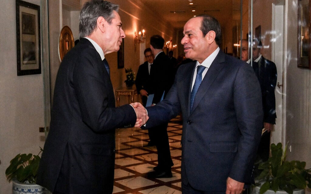 נשיא מצרים עבד אל-פתאח א-סיסי מקבל את פניו של שר החוץ האמריקאי אנתוני בלינקן בקהיר, 11 בינואר 2024 (צילום: EGYPTIAN PRESIDENCY / AFP)