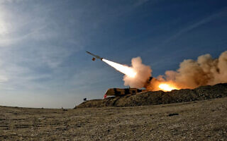 שיגור טיל במהלך תרגיל צבאי באיראן, 19 בינואר 2024 (צילום: Iranian Army office / AFP)