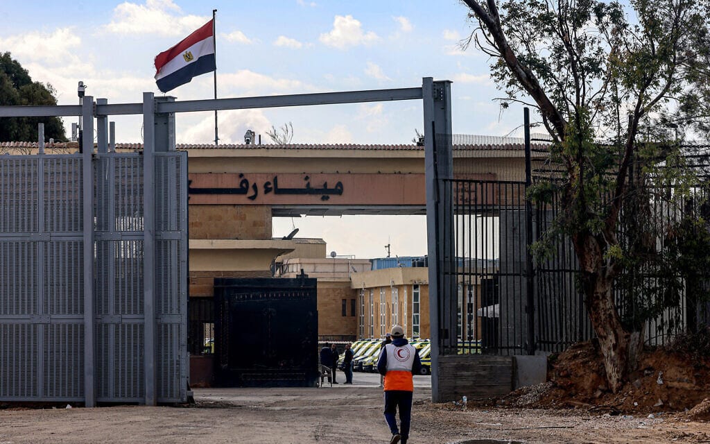 מעבר רפיח ברצועת עזה מהצד המצרי (צילום: AFP)