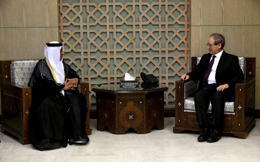 שר החוץ הסורי פייסל מקדאד נפגש עם שגריר איחוד האמירויות במדינה חסן אחמד אל־שיחיף בדמשק, 30 בינואר 2024 (צילום: SANA / AFP)