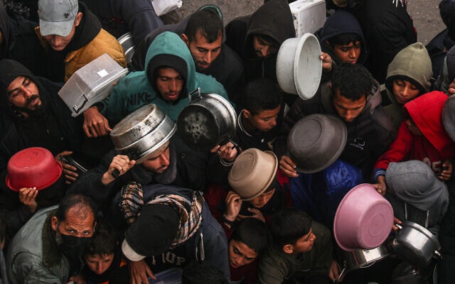 פלסטינים מקבלים מנות מזון ברפיח שבדרום רצועת עזה, 2 בפברואר 2024