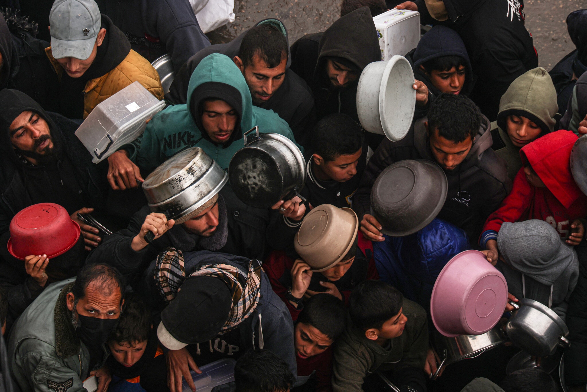 פלסטינים מקבלים מנות מזון ברפיח שבדרום רצועת עזה, 2 בפברואר 2024 (צילום: SAID KHATIB / AFP)