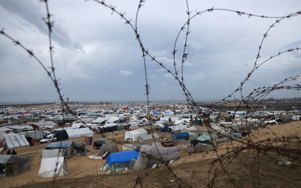 מחנה אוהלים מאולתר לעקורים פלסטינים ברפיח שבדרום רצועת עזה, 2 בפברואר 2024 (צילום: Mohammed ABED / AFP)