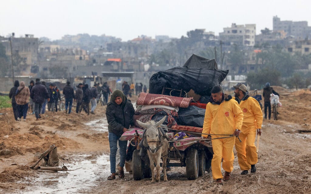 פלסטינים בורחים מחאן יונס שברצועת עזה בעקבות תקיפות צה"ל, 2 בפברואר 2024 (צילום: Mahmud Hams / AFP)