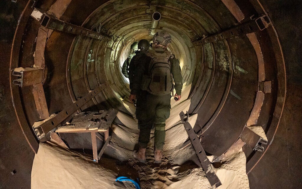 חיילי צה"ל במנהרת חמאס בחאן יונס בדרום רצועת עזה, פברואר 2024 (צילום: דובר צה"ל)