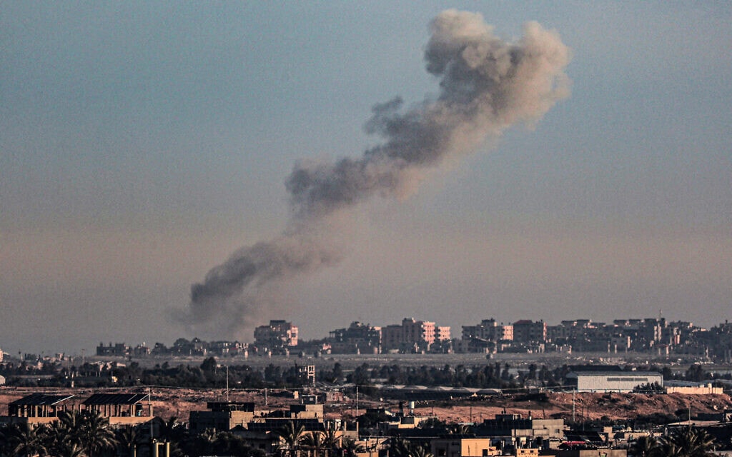 עשן מיתמר בשמי חאן יונס בעקבות הפצצה ישראלית במקום, 4 בפברואר 2024 (צילום: Said KHATIB / AFP)