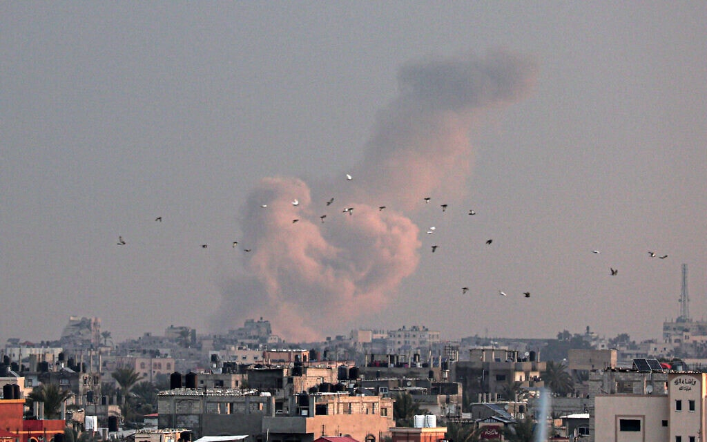 עשן מיתמר בשמי חאן יונס בעקבות תקיפה ישראלית, 5 בפברואר 2024 (צילום: Said KHATIB / AFP)