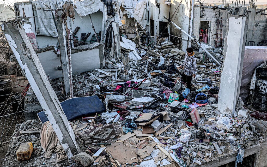 מבנה ברפיח שנפגע בתקיפה ישראלית, 7 בפברואר 2024 (צילום: SAID KHATIB / AFP)
