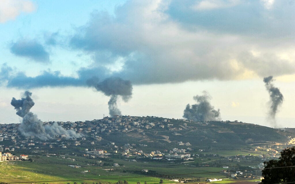 עשן מיתמר מעל הכפר אל-חיאם שבדרום לבנון בעקבות תקיפת צה"ל, 7 בפברואר 2024 (צילום: Rabie DAHER / AFP)