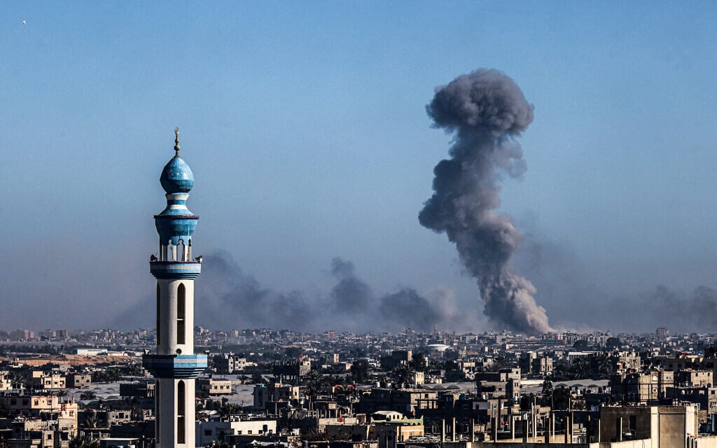 עשן מיתמר בשמי חאן יונס בעקבות תקיפה ישראלית, 11 בפברואר 2024 (צילום: SAID KHATIB / AFP)