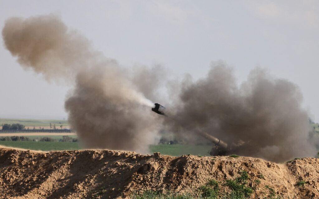 תותח מתנייע של צה"ל, בשעת ירי, בדרום הארץ, בקרבת הגבול עם רצועת עזה, 14 בפברואר 2024 (צילום: Menahem KAHANA / AFP)