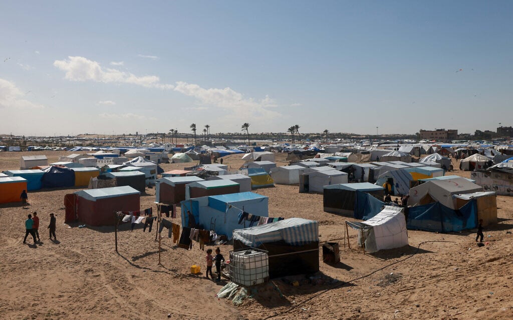 אוהלים של עקורים פלסטיניים בקרבת הגבול של רצועת עזה עם מצרים, 15 בפברואר 2024 (צילום: MOHAMMED ABED / AFP)