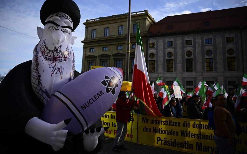 דמות של עלי חמיניאי אוחז בפצצה גרעינית בהפגנה נגד המשטר האיראני במינכן, גרמניה, 16 בפברואר 2024 (צילום: Tobias SCHWARZ / AFP)