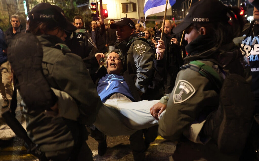 המשטרה עוצרת מפגין נגד ההמשלה בתל אביב, 17 בפברואר 2024 (צילום: JACK GUEZ / AFP)