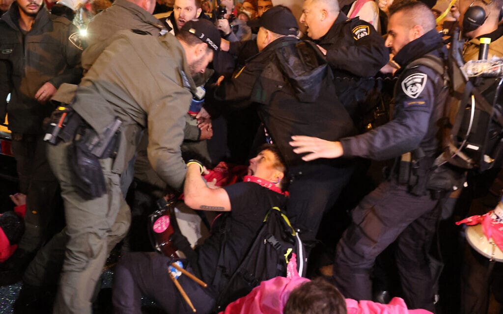 המשטרה מפנה בכוח מפגינים נגד ההמשלה בתל אביב, 17 בפברואר 2024 (צילום: JACK GUEZ / AFP)