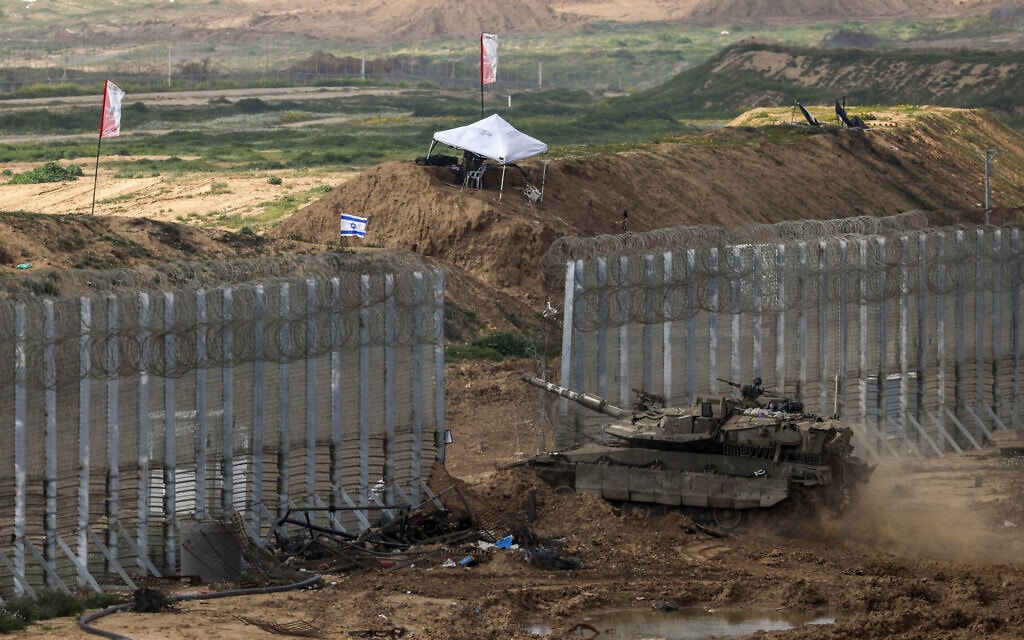 טנק ישראלי חוצה את הגבול לכיוון צפון רצועת עזה, 19 בפברואר 2024 (צילום: RONALDO SCHEMIDT / AFP)