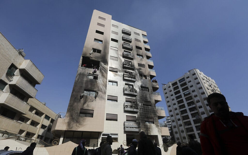 בניין מגורים בשכונת כפר סוסה שבדמשק שהופצץ בתקיפה שיוחסה לישראל, 21 בפברואר 2024 (צילום: Louai Beshara / AFP)