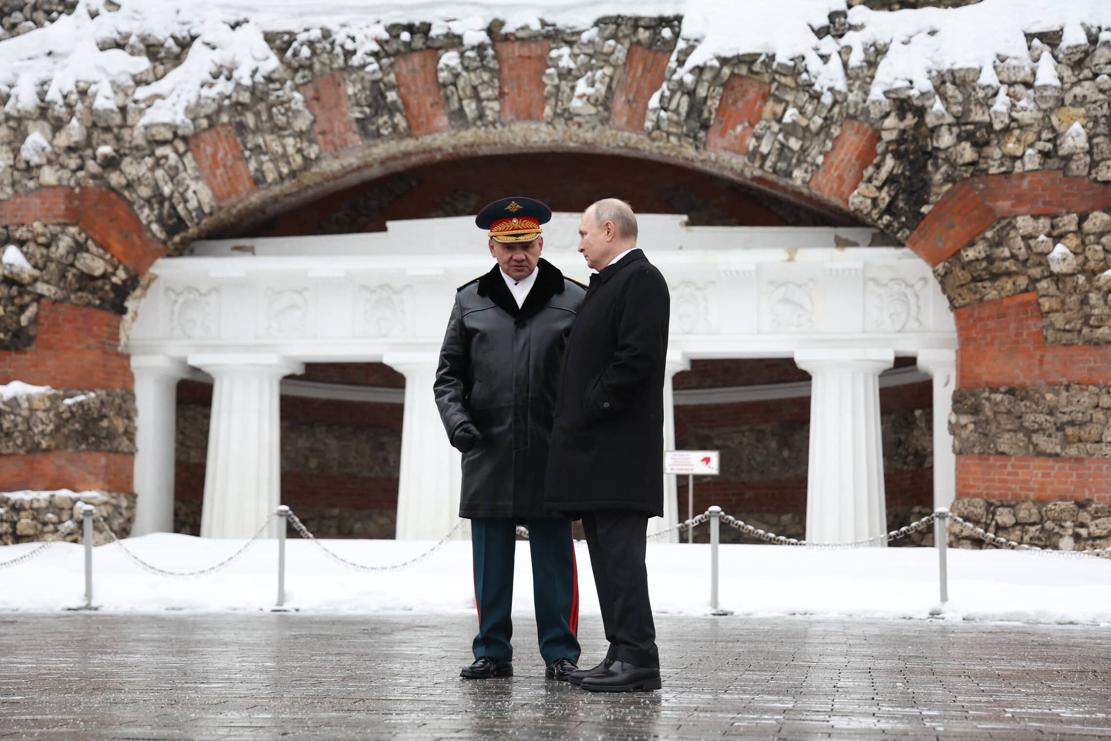 נשיא רוסיה ולדימיר פוטין משוחח עם שר ההגנה סרגיי שויגו, מוסקבה, 23 בפברואר 2024 (צילום: lexander KAZAKOV / POOL / AFP)