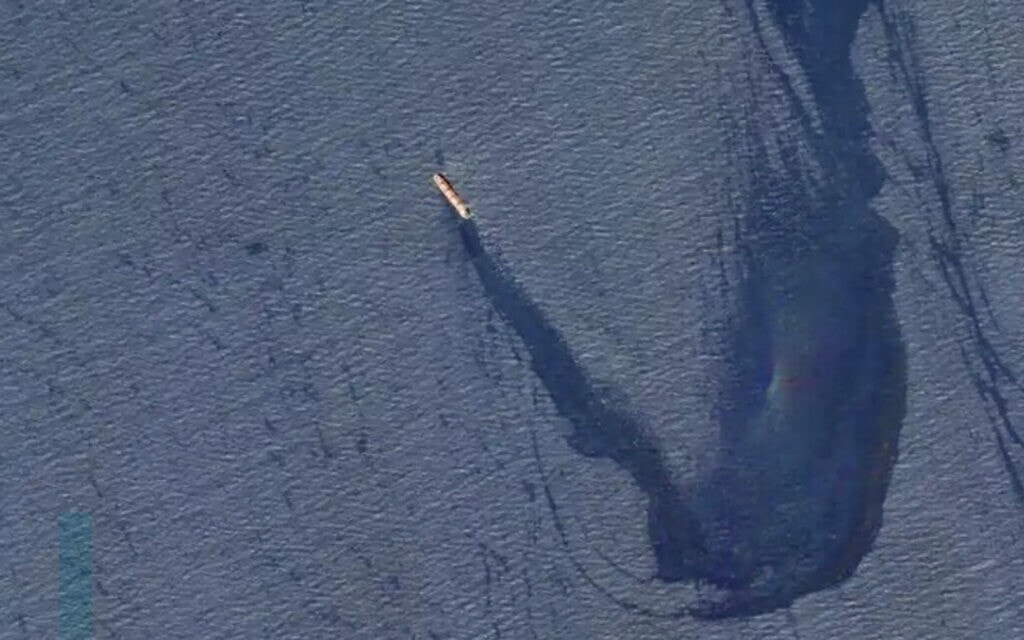 נפט דולף מספינת "רובימאר" אחרי שנפגעה מטיל חות'י,  23 בפברואר 2024 (צילום: CENTCOM) / AFP)