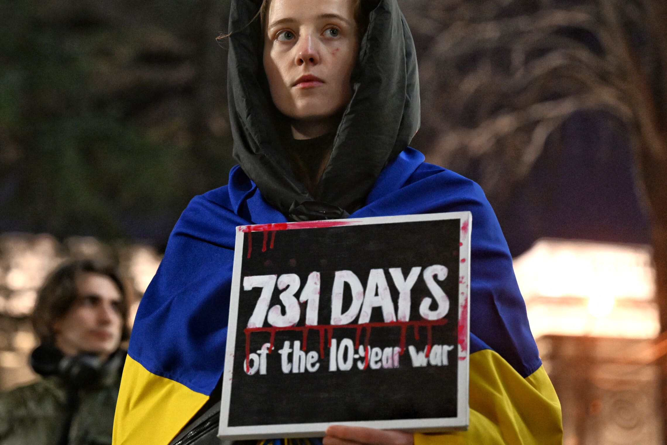 מפגינה בעצרת לציון ום השנה השני לפלישה הרוסית לאוקראינה, טביליסי, גאורגיה, 24 בפברואר 2024 (צילום: Vano SHLAMOV / AFP)