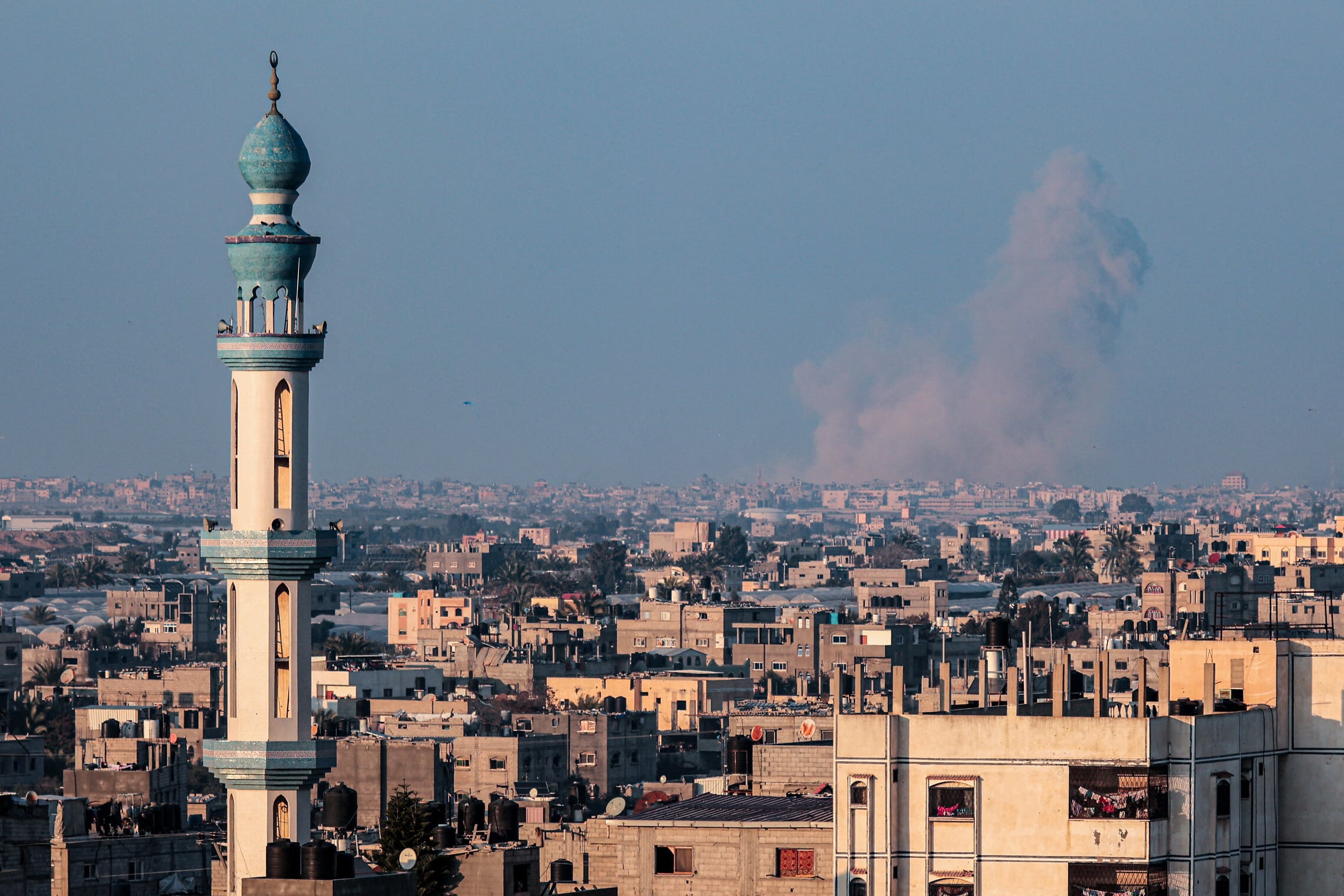 עשן מיתמר לאחר הפצצה ישראלית ברפיח בדרום רצועת עזה ב-25 בפברואר 2024 (צילום: SAID KHATIB / AFP)