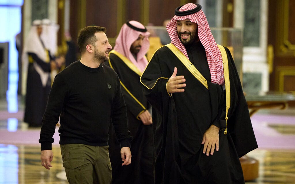 ראש ממשלת ערב הסעודית מוחמד בן סלמאן ונשיא אוקראינה וולודימיר זלנסקי בריאד, 27 בפברואר 2024 (צילום: AFP PHOTO / Ukrainian Presidential Press Service)