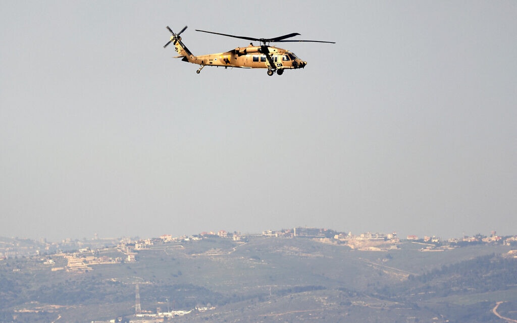 מסוק צה"לי באזור הגבול של ישראל עם לבנון, 28 בפברואר 2024 (צילום: Jalaa MAREY / AFP)