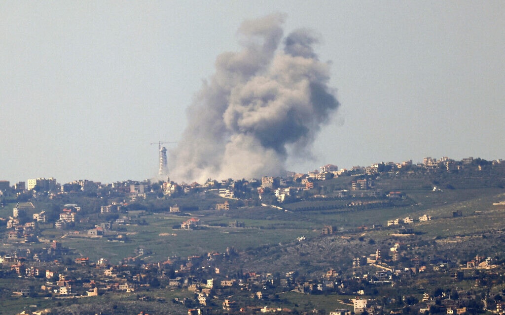 עשן המתנשא מעל הכפר הלבנוני בינת ג'בייל בעקבות תקיפה ישראלית בדרום לבנון, 28 בפברואר 2024 (צילום: Jalaa MAREY / AFP)