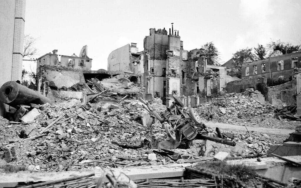 מבט על ההרס בסן־לו, בירת מחוז מאנש, צרפת, במלחמת העולם השנייה (צילום: AP)