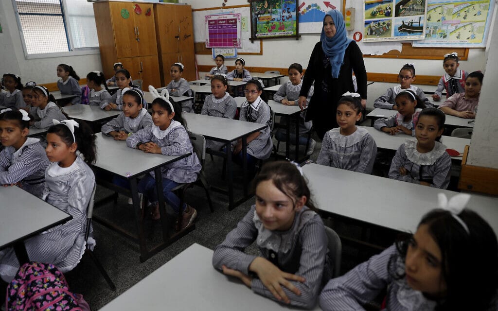 כיתה בבית ספר של אונר"א במחנה שאטי בעזה (צילום: AP Photo/Adel Hana)