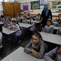 כיתה בבית ספר של אונר"א במחנה שאטי בעזה (צילום: AP Photo/Adel Hana)