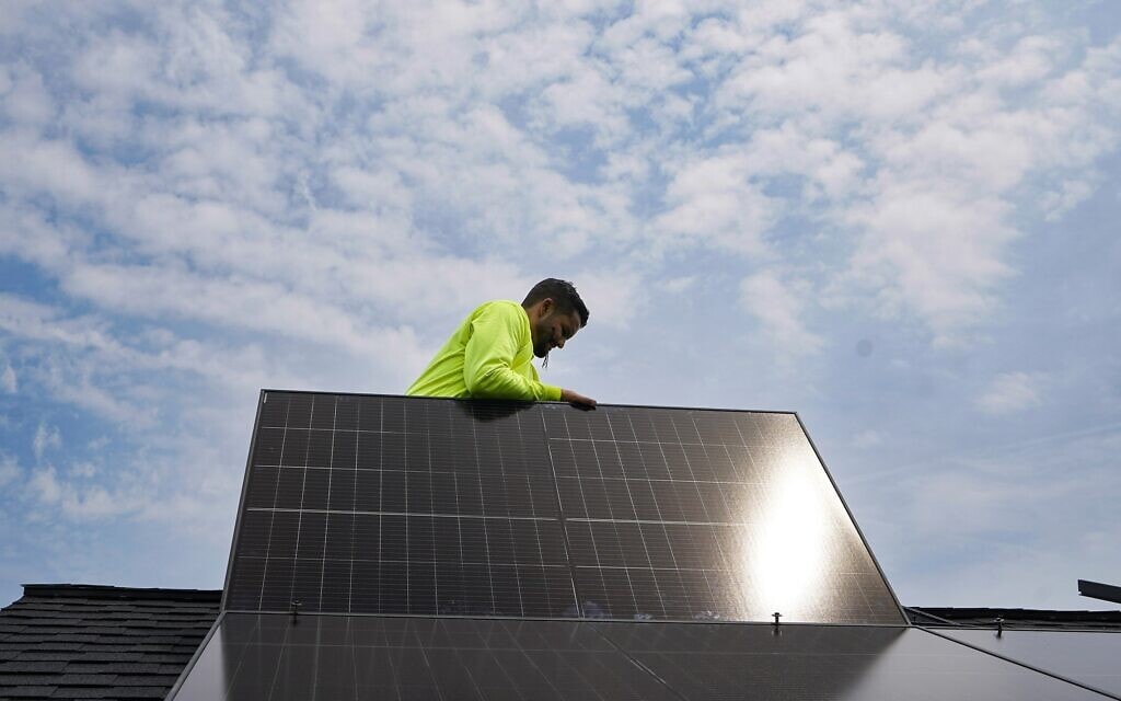 אילוסטרציה: התקנת פאנלים סולאריים בפרנקפורט, קנטקי, 17 ביולי 2023 (צילום: AP Photo/Michael Conroy)