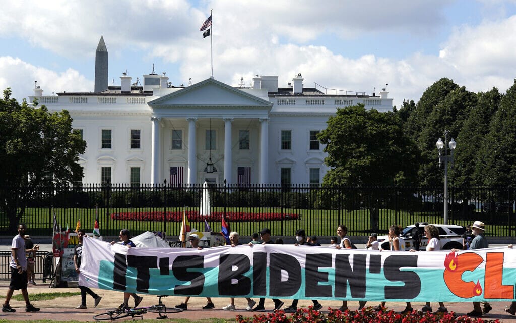 פעילי אקלים מפגינים מול הבית הלבן בדרישה מביידן שיכריז על מצב חירום אקלימי, 2023 (צילום: AP Photo/Yuri Gripas, File)