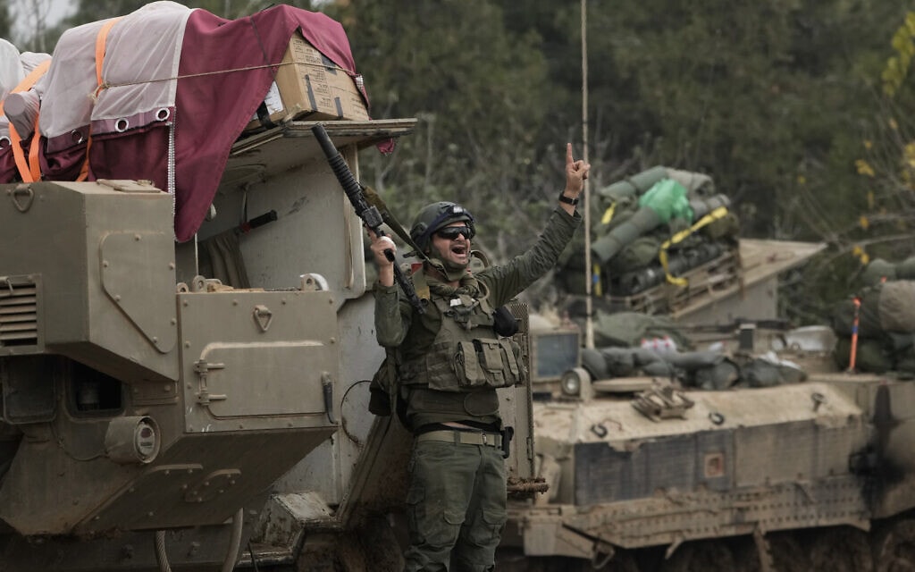 חייל ישראלי על גבול עזה, דצמבר 2023 (צילום: AP Photo/Leo Correa)