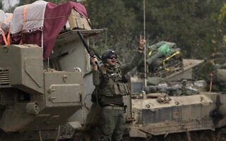 חייל ישראלי על גבול עזה, דצמבר 2023 (צילום: AP Photo/Leo Correa) חייל ישראלי על גבול עזה, דצמבר 2023 (צילום: AP Photo/Leo Correa)