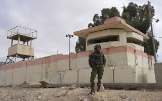 חייל צה"ל בסמוך למעבר ניצנה בגבול עם מצרים, 2 בפברואר 2024 (צילום: AP Photo/Tsafrir Abayov)