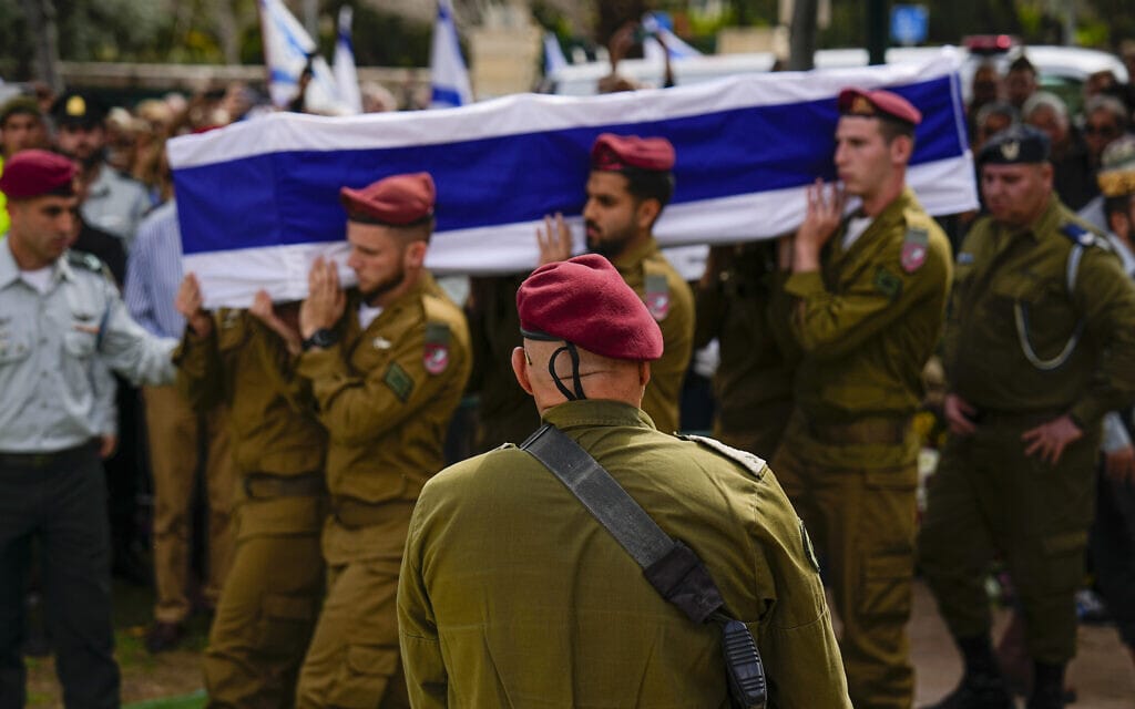 סמל ראשון סימון שלומוב, שנהרג בקרב בדרום רצועת עזה, מובא לקבורה בראשון לציון, 22 בפברואר 2024 (צילום: AP Photo/Ariel Schalit)