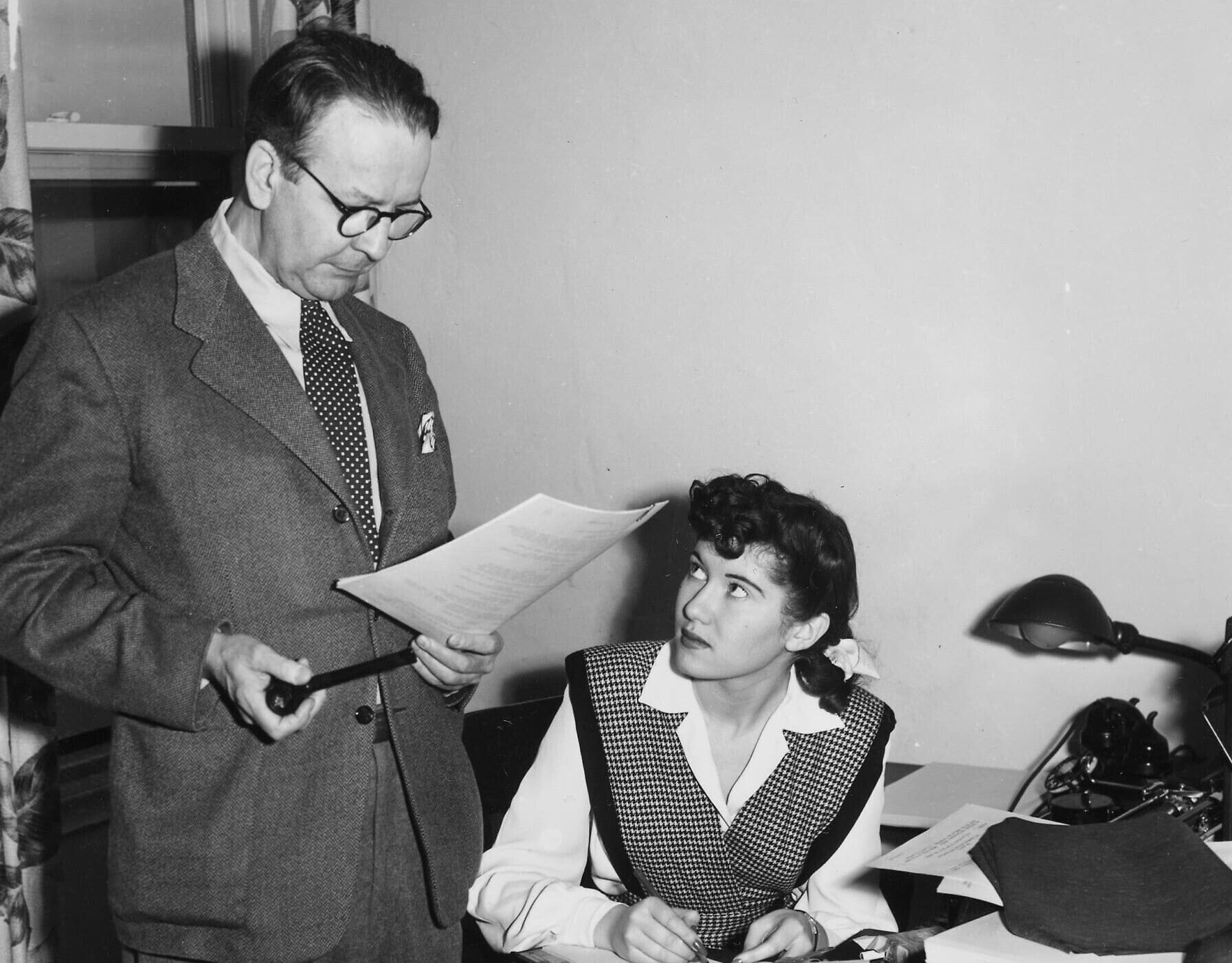 הסופר ריימונד צ&#039;נדלר עובד על תסריט חדש בביתו בהוליווד, קליפורניה, 16 באפריל 1945 (צילום: AP)