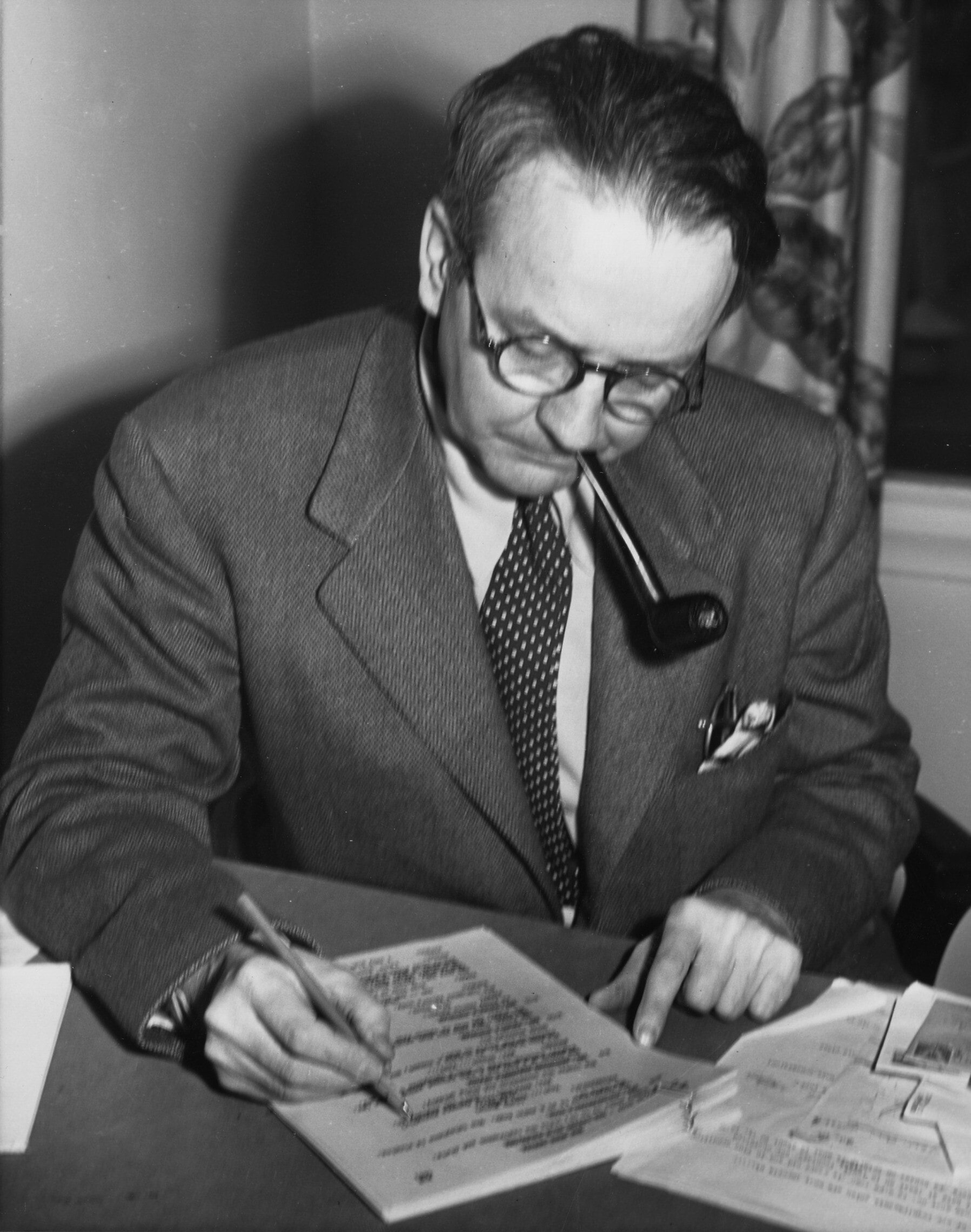 הסופר ריימונד צ&#039;נדלר עובד על תסריט חדש בביתו בהוליווד, 16 באפריל 1945 (צילום: AP)