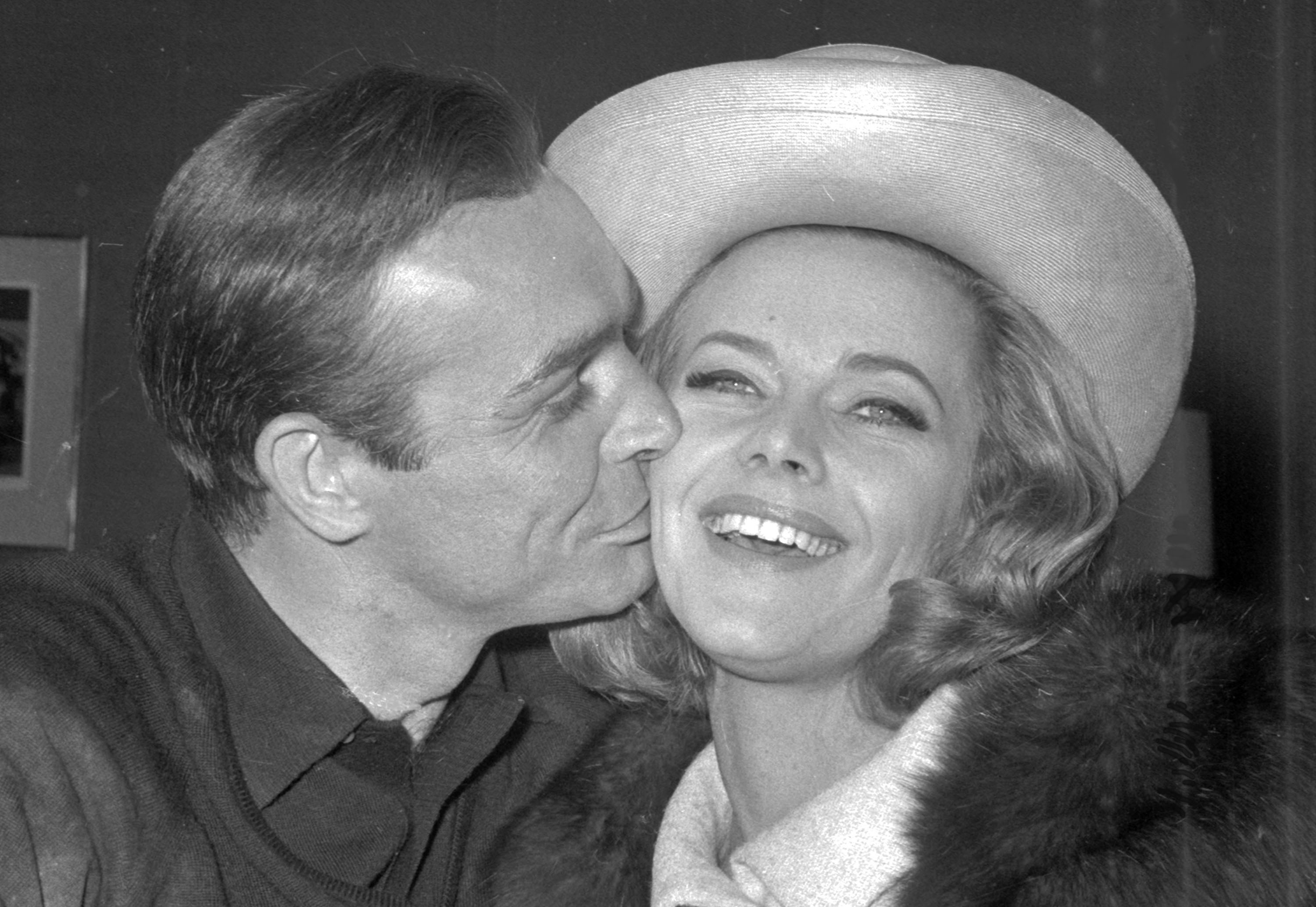 שון קונרי מנשק את נערת ג&#039;יימס בונד השחקנית הונור בלקמן באנגליה, 25 במרץ 1964 (צילום: AP)