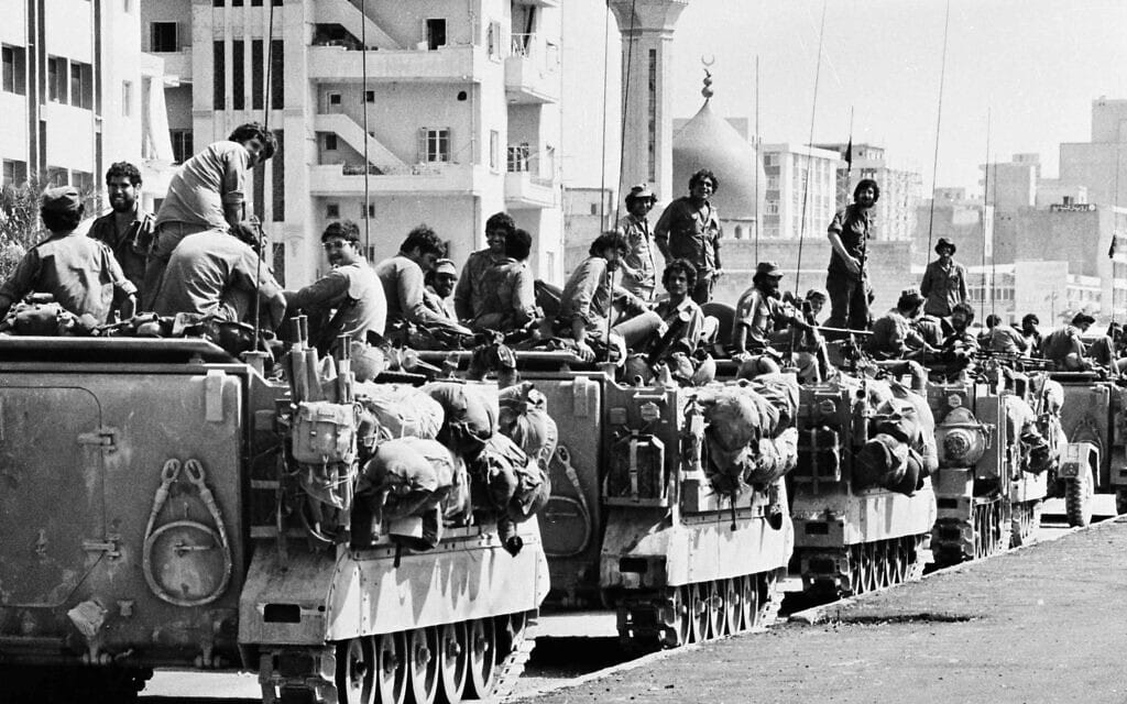 שיירת של צה&quot;ל מגיעה לפאתי ביירות במלחמת לבנון הראשונה, 16 ביוני 1982 (צילום: AP Photo/Rina Castelnuovo)