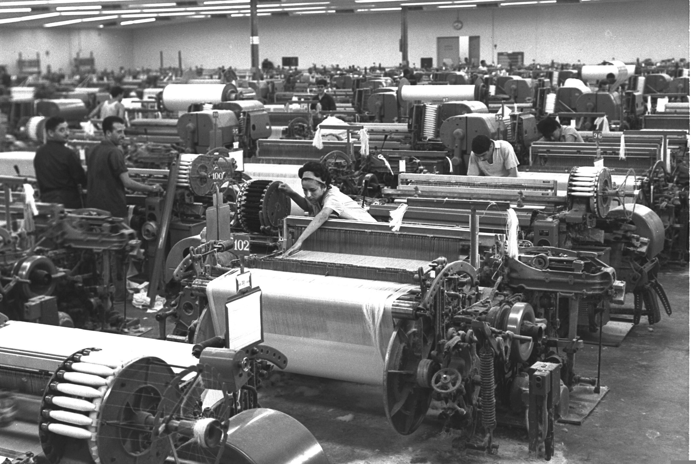 מפעל טקסטיל באופקים, 1963 (צילום: משה פרידן, לע&quot;ם)