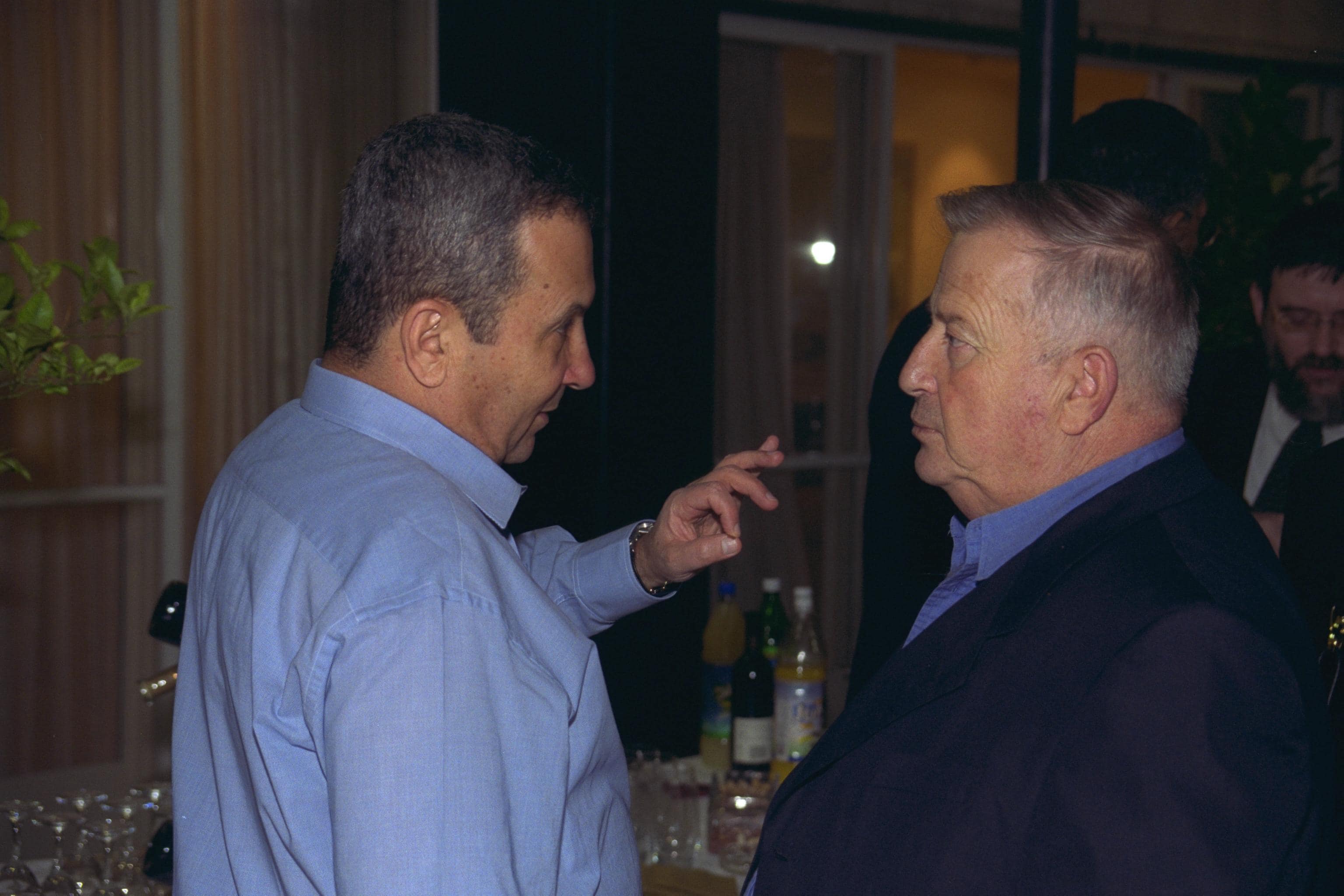 שר האוצר לשעבר, אברהם בייגה שוחט ז&quot;ל, וראש הממשלה לשעבר אהוד ברק, אוגוסט 2003 (צילום: סער יעקב, לע"מ)