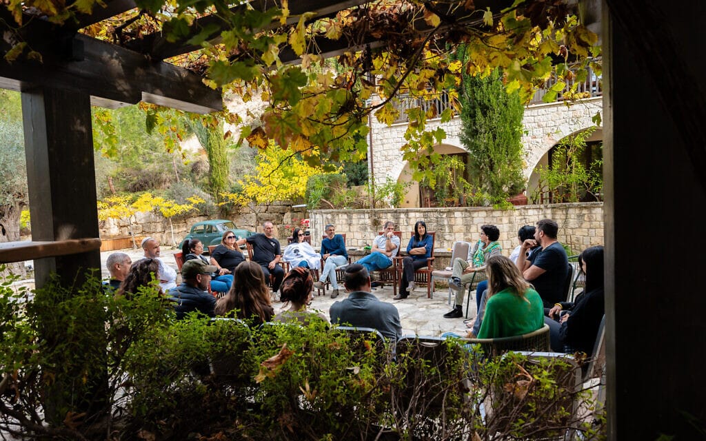 המשתתפים בריטריט ההורים השכולים במרכז "סיקרט פורסט" במערב קפריסין, 20 בינואר 2024 (צילום: גבריאל פיסק)